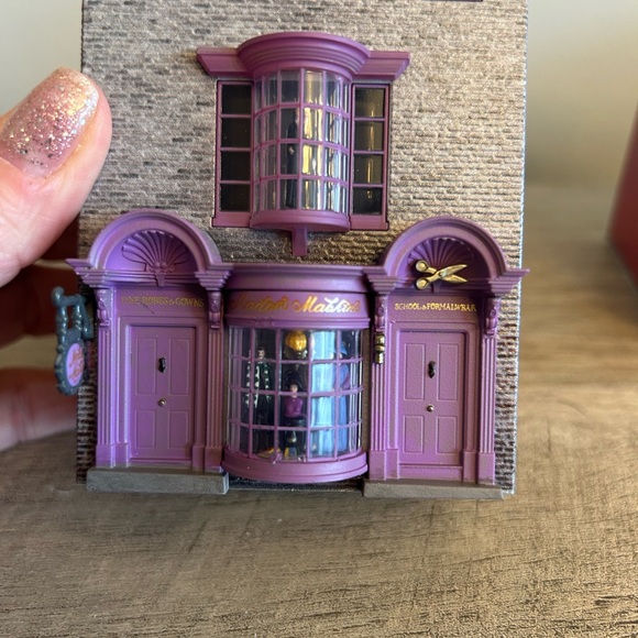 Hallmark  Madam Malkin's Robes For All Occasions -‎ Harry Potter Ornament 2024 - Picture 2 of 16
